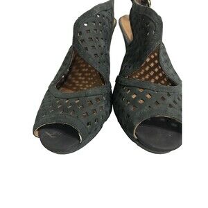 Clark’s Artisan Sueded  Blue Heels open toe Sandals 9M Sling back punch outs